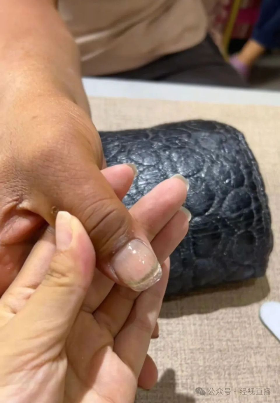 “摘豆角甲片”走红,网友:美甲有了新意义!美甲师:第一次觉得会做美甲这么好 “摘豆角甲片”走红,网友:美甲有了新意义!美甲师:第一次觉得会做美甲这么好