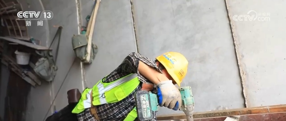 滴汗成水！建设者迎战酷暑“烤”验 保障百姓用电