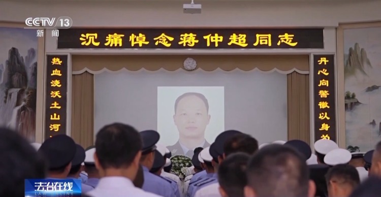 600米不放手!交警遭醉驾冲卡司机顶行后不幸牺牲 600米不放手!交警遭醉驾冲卡司机顶行后不幸牺牲