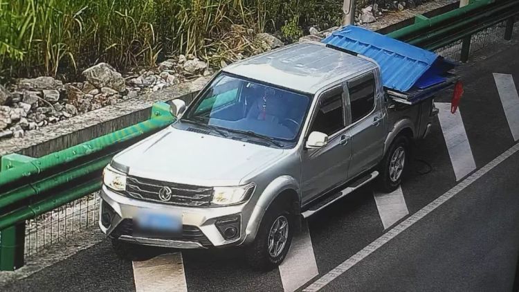 铁皮木条接连“空袭”，行车警惕“飞来横祸”！