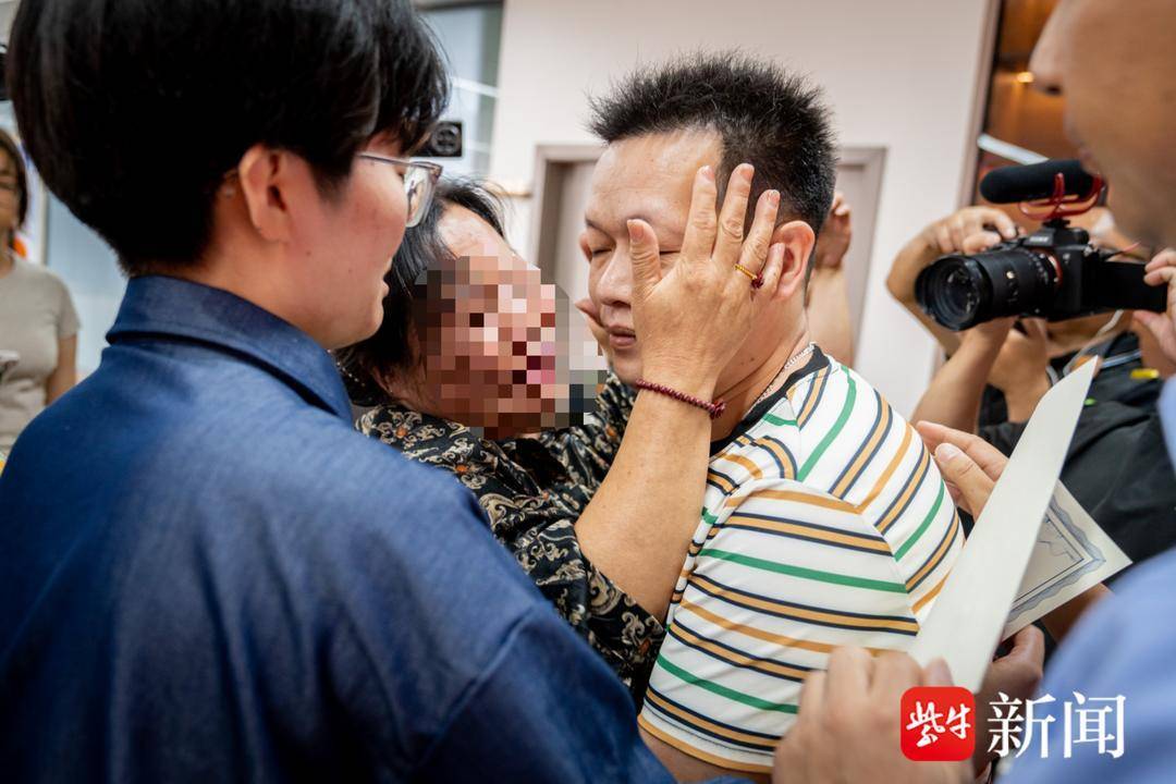 母亲思儿35年终圆梦 团聚现场号啕大哭：妈妈对不住你