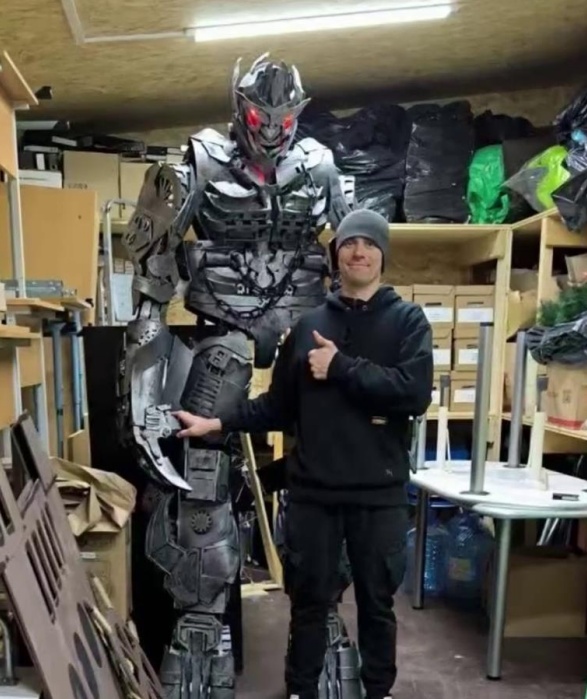 50岁山东大妈麦田里造机甲，变身“机甲女王”带火全村！