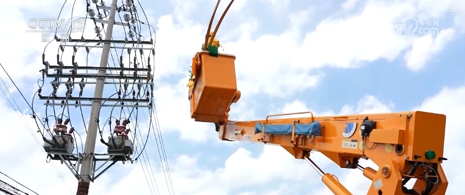 滴汗成水！建设者迎战酷暑“烤”验 保障百姓用电