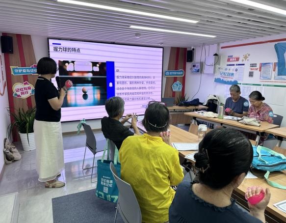 爱心树 | 共享健康 认知障碍家庭照护展现椿树温度 爱心树 | 共享健康 认知障碍家庭照护展现椿树温度