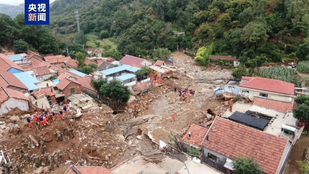 道路被冲毁，比人高的巨石被冲出！直击山东莱芜强降雨进展→