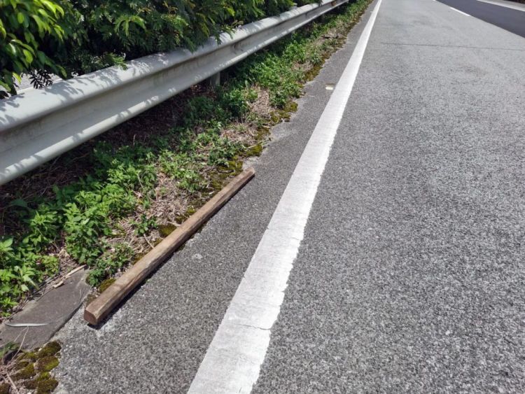 铁皮木条接连“空袭”，行车警惕“飞来横祸”！