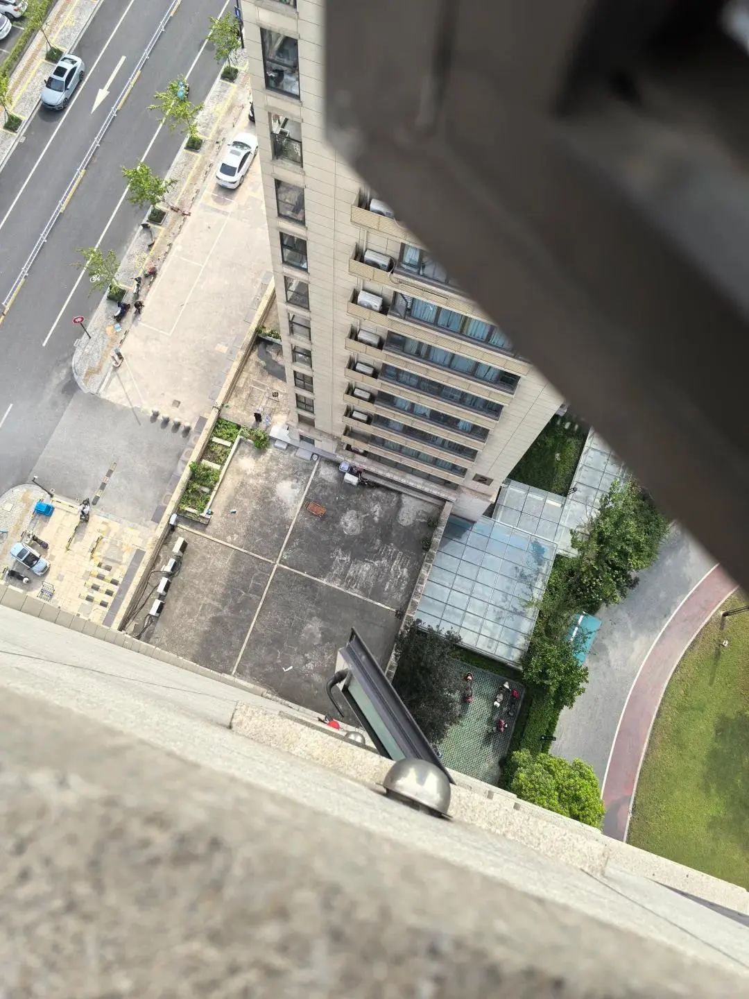 3岁男童18楼坠下奇迹生还，家长回应