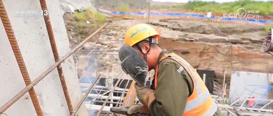 滴汗成水！建设者迎战酷暑“烤”验 保障百姓用电