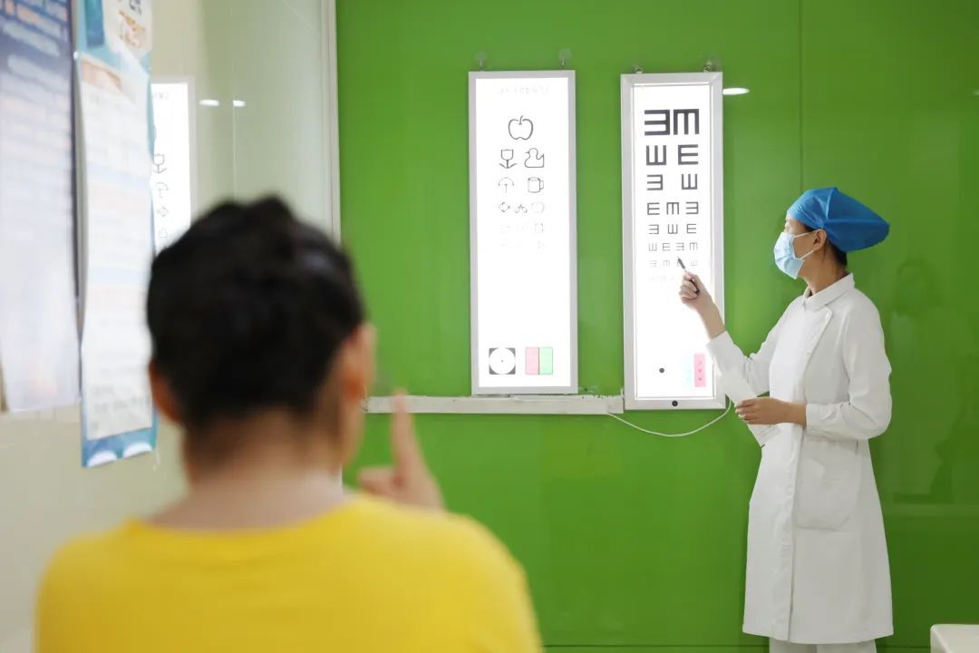 暑假来了，儿科门诊看眼整牙减肥排长队