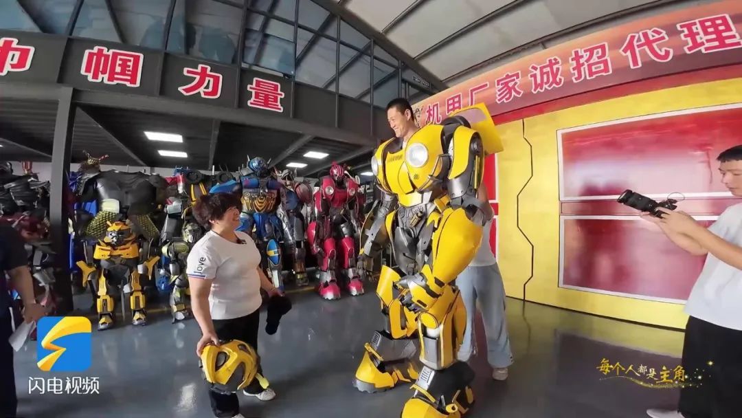 50岁山东大妈麦田里造机甲，变身“机甲女王”带火全村！