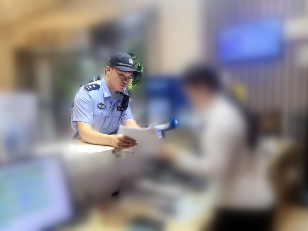 男子退房，留下几个“粉色瓶子”！他们果断报警……