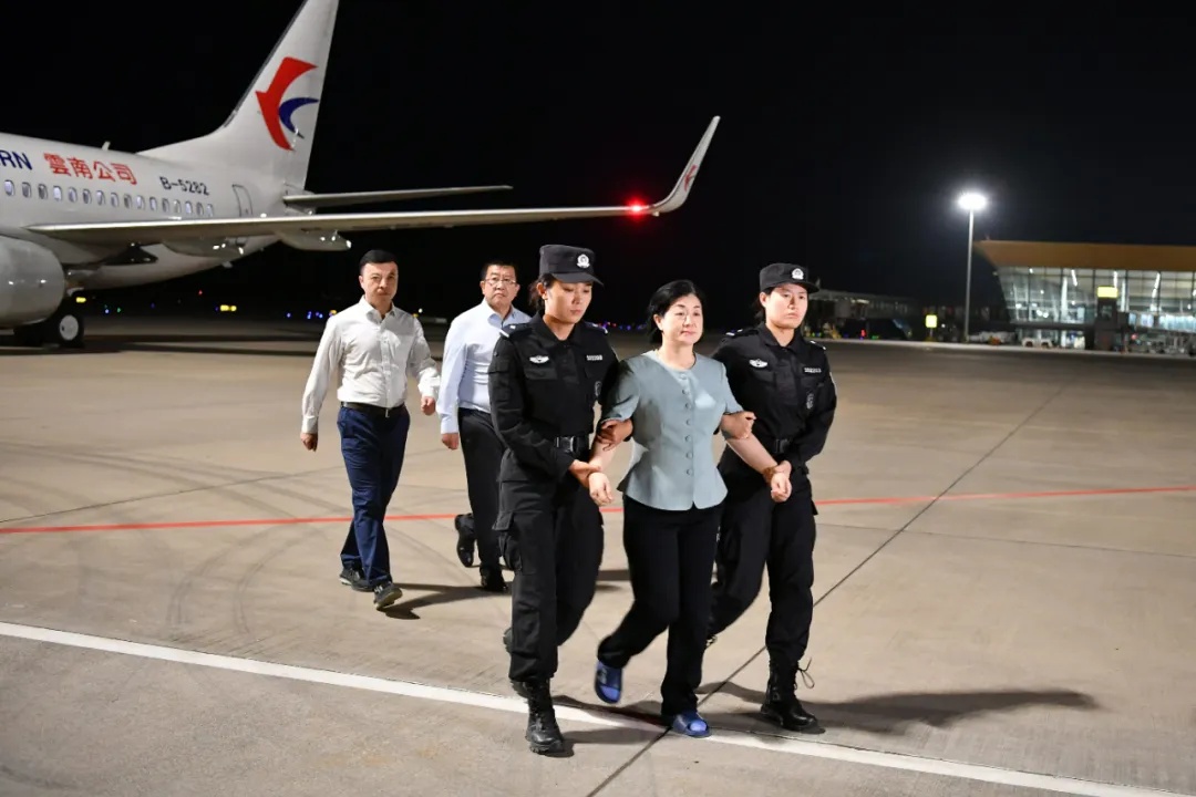 外逃后负隅顽抗、拒不归案！周静华从泰国被引渡回中国，亚洲“百名红通人员”清零