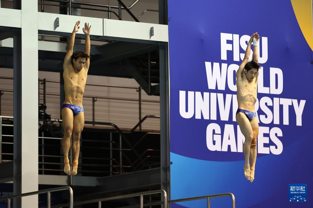 大运会——跳水：张文澳/胡宇康获男子双人三米板冠军