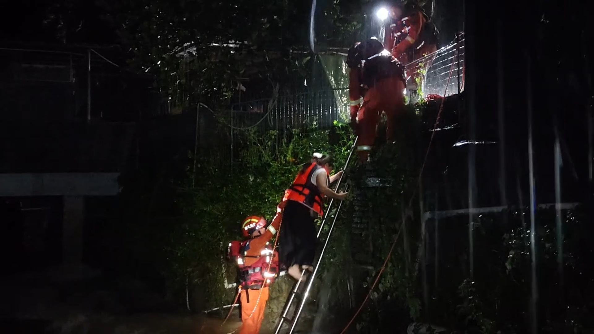 游客遇暴雨被困 消防员架梯牵绳救出9人