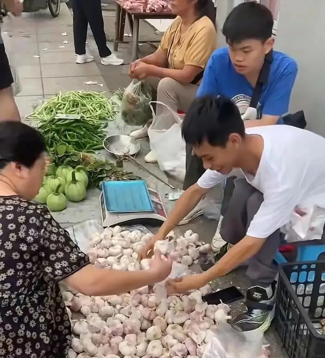 3名00后脑瘫少年摆摊卖大蒜：凌晨3点起床，拒绝网友捐款