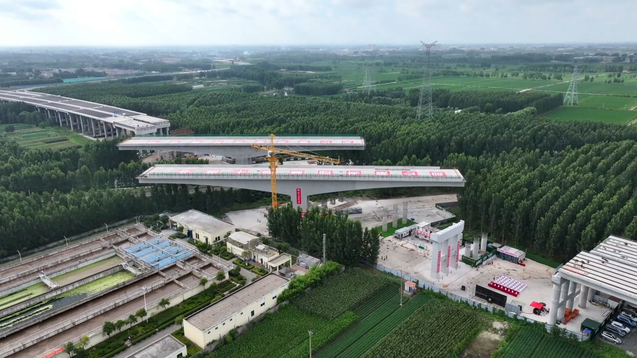 临滕高速上跨胶新铁路 &nbsp;36000吨立交桥转体成功