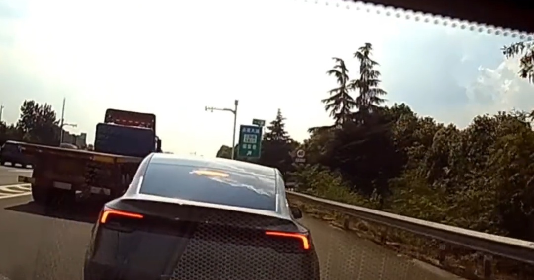 司机高速上多次别车还做侮辱性手势，成都警方回应：行拘5日