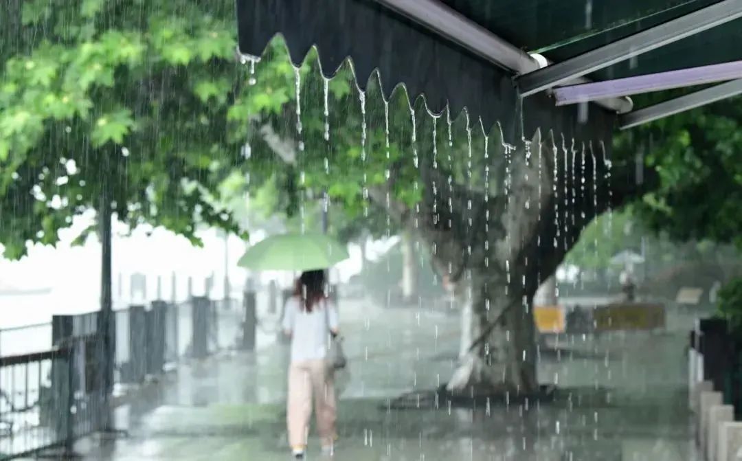 大暴雨!9级雷雨大风!浙江像捅了“台风窝”,杭州人明天注意…… 大暴雨!9级雷雨大风!浙江像捅了“台风窝”,杭州人明天注意……