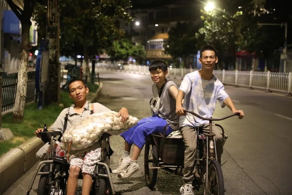 3名00后脑瘫少年摆摊卖大蒜：凌晨3点起床，拒绝网友捐款