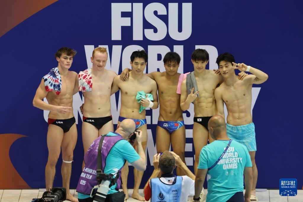 大运会——跳水：张文澳/胡宇康获男子双人三米板冠军