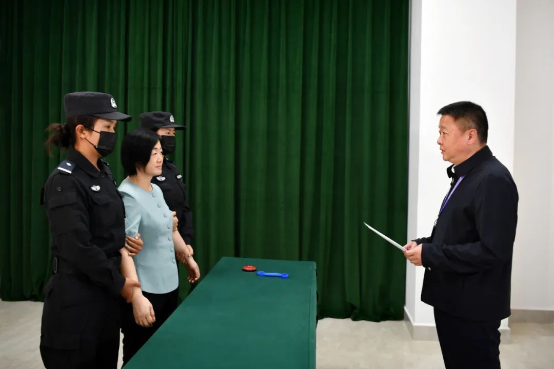 “百名红通人员”周静华被引渡回国