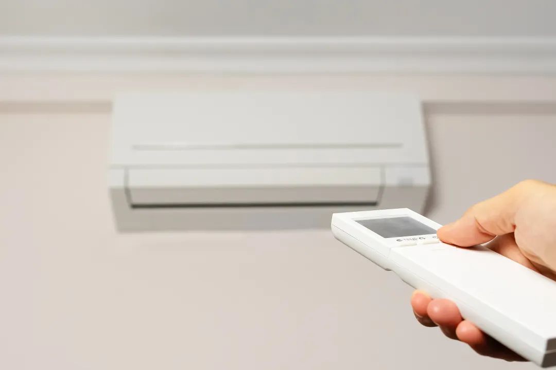 租房遭“空调刺客”？1级能效贴纸遮住5级真标识，一晚就十几度电