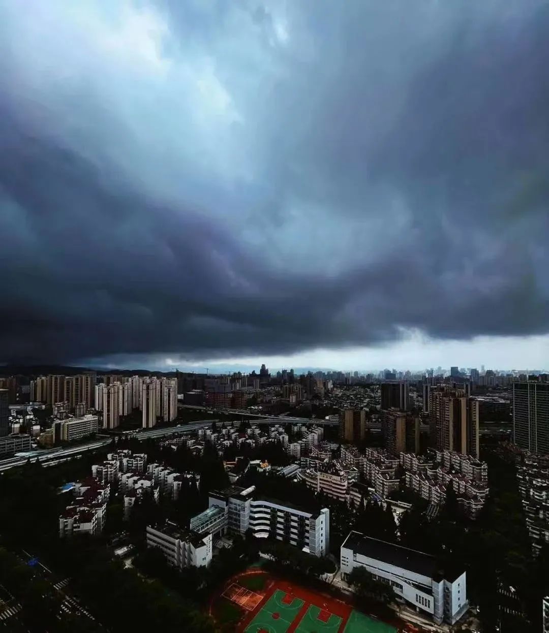 大暴雨!9级雷雨大风!浙江像捅了“台风窝”,杭州人明天注意…… 大暴雨!9级雷雨大风!浙江像捅了“台风窝”,杭州人明天注意……