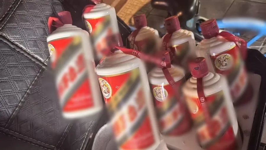 自带茅台被“偷梁换柱”！上海一餐厅两名服务员被细心客人识破后被抓