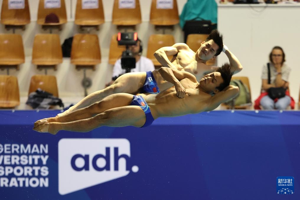 大运会——跳水：张文澳/胡宇康获男子双人三米板冠军