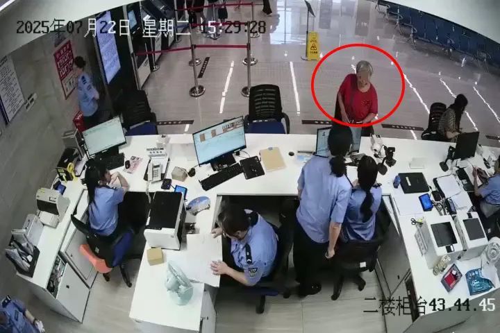 网逃人员办证露马脚 辅警机智周旋擒获 网逃人员办证露马脚 辅警机智周旋擒获