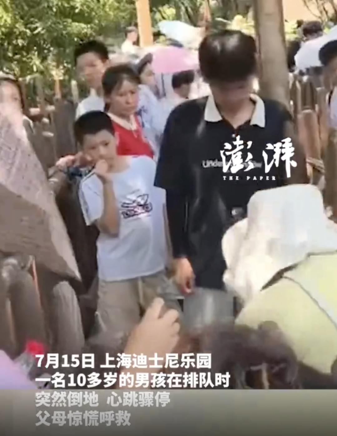 事发上海迪士尼!有人突然心脏骤停倒地!排队人群在关键时刻散开... 事发上海迪士尼!有人突然心脏骤停倒地!排队人群在关键时刻散开...