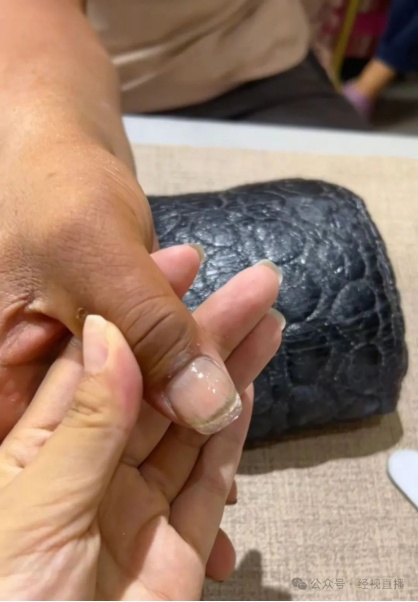 大爷大妈组团做“摘豆角甲片”，网友：美甲有了新意义