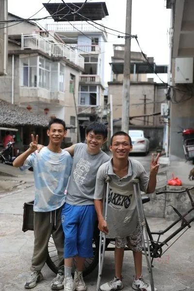 3名00后脑瘫少年摆摊卖大蒜：凌晨3点起床，拒绝网友捐款