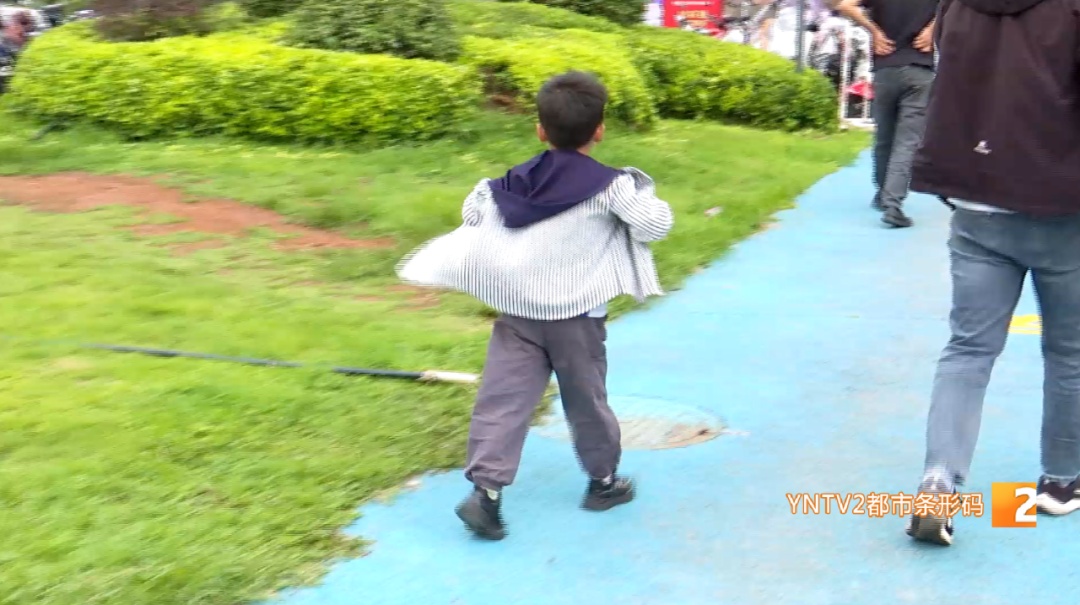 揪心!7岁男孩坠入2米深窨井,坠井原因竟是…... 揪心!7岁男孩坠入2米深窨井,坠井原因竟是…...