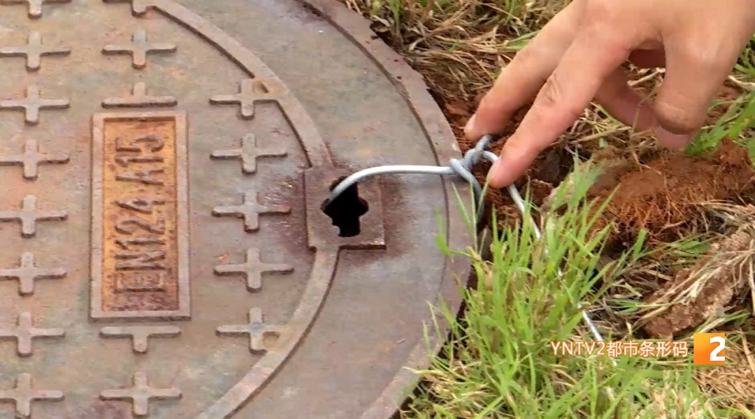 揪心!7岁男孩坠入2米深窨井,坠井原因竟是…... 揪心!7岁男孩坠入2米深窨井,坠井原因竟是…...