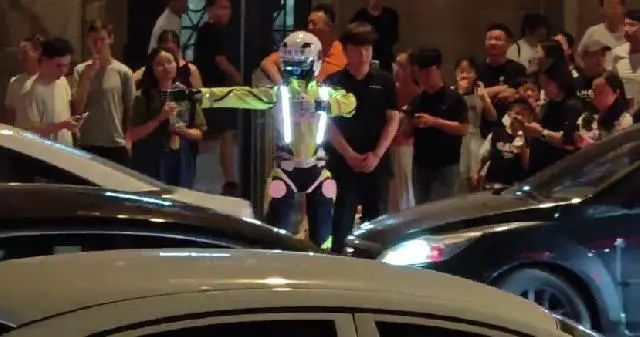 机器人“交警”现身外滩指挥交通？网友惊呼太震撼！上海交管部门回应