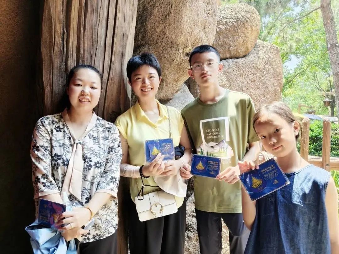 事发上海迪士尼!有人突然心脏骤停倒地!排队人群在关键时刻散开... 事发上海迪士尼!有人突然心脏骤停倒地!排队人群在关键时刻散开...