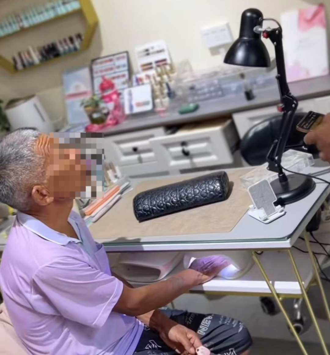 “摘豆角甲片”走红！大爷也组团“变美”？竟然是为了……