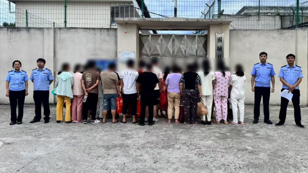 一商铺内，欧博官网26名男女当场被抓