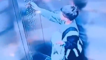 这届“小孩哥”太强了！被困电梯3招自救堪称教科书