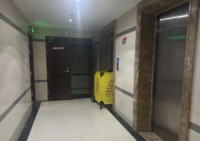 这届“小孩哥”太强了！被困电梯3招自救堪称教科书