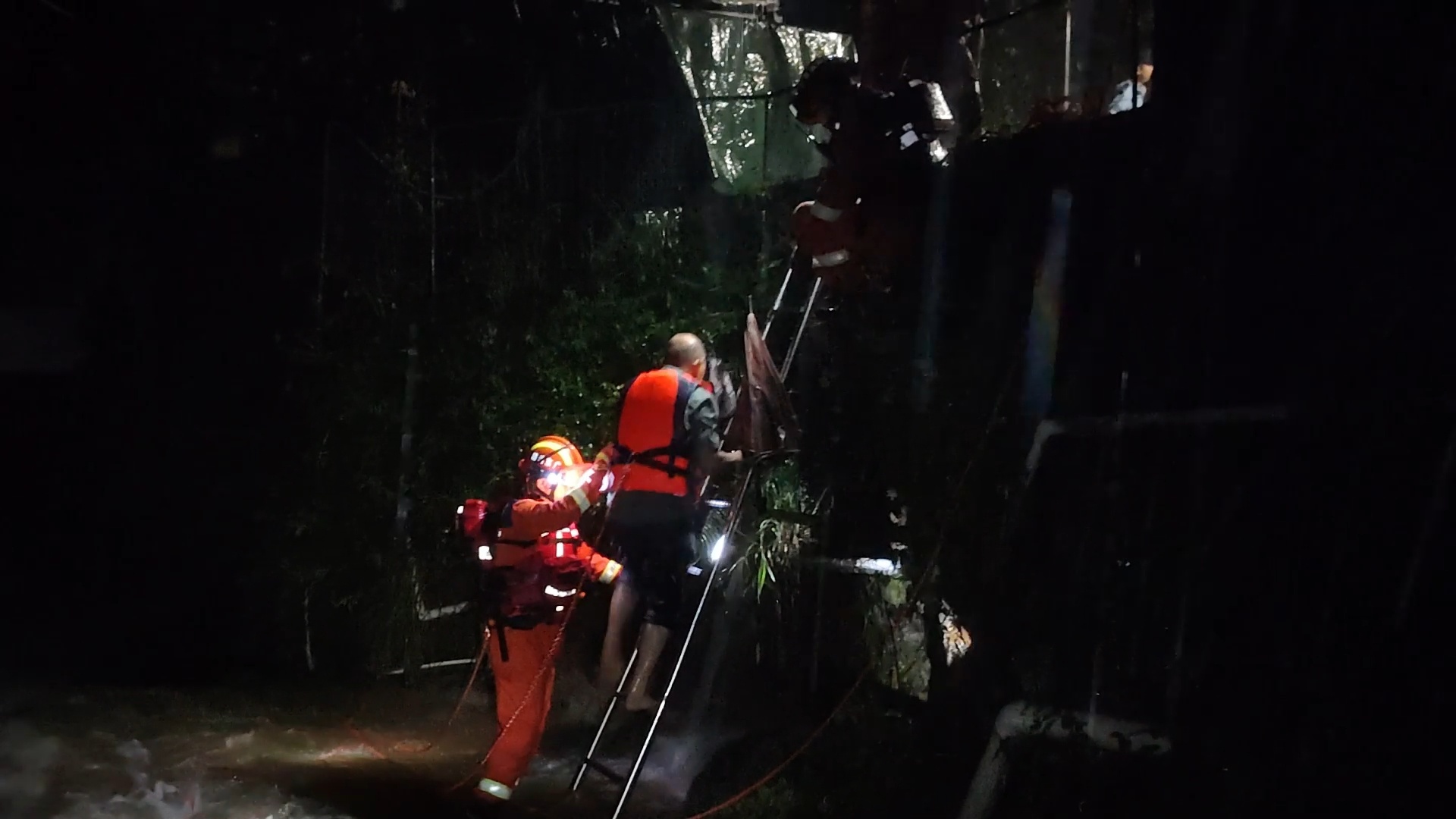 游客遇暴雨被困 消防员架梯牵绳救出9人