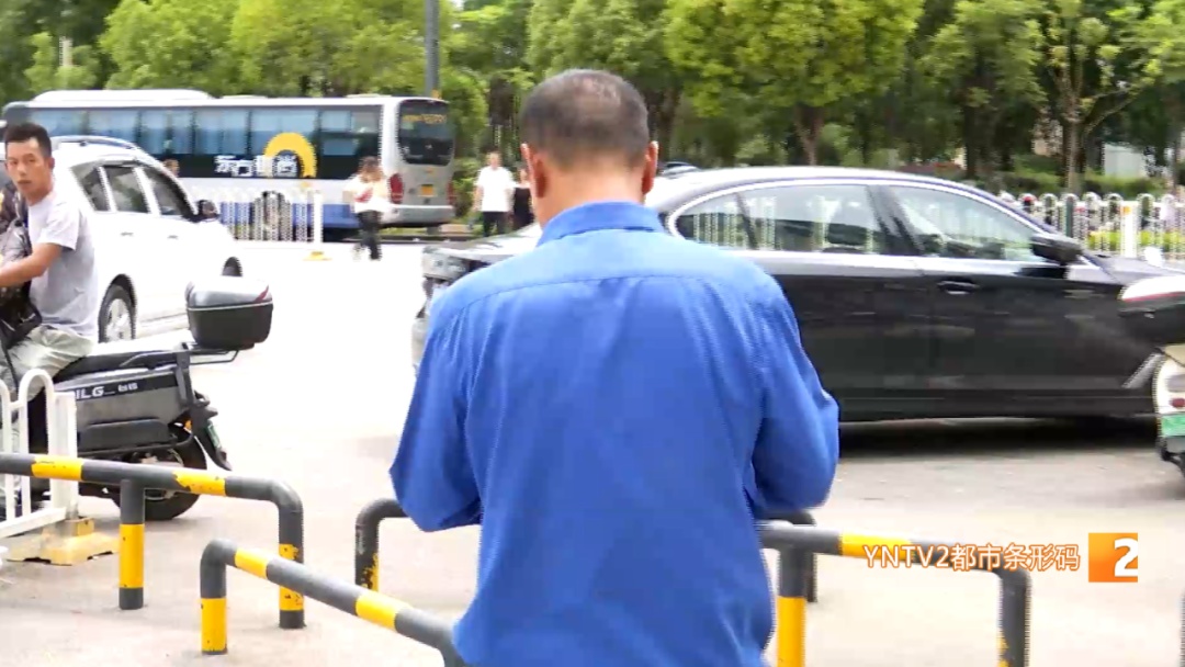 揪心!7岁男孩坠入2米深窨井,坠井原因竟是…... 揪心!7岁男孩坠入2米深窨井,坠井原因竟是…...