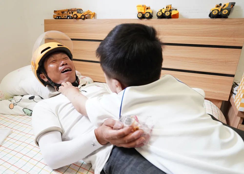 14岁女孩遭恶意别车，外卖小哥出手了！他的故事让人泪目