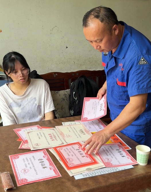 泪目！柳州父亲背女求学12年，却不能陪她上大学了