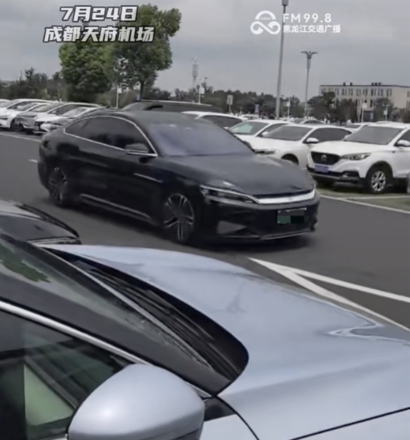 “网约车疑似失控转圈”？警方通报：司机因长时间联系不上客人，致情绪急躁……