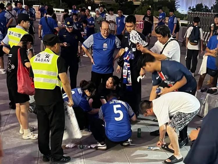 一申花球迷忽然倒地，心跳呼吸全无！医生跪地生死营救，抢回“黄金四分钟”