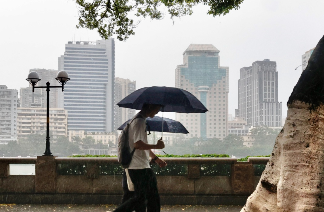 广州今日出现40.9℃！9区高温橙色预警信号生效，广东首发高温健康风险预警
