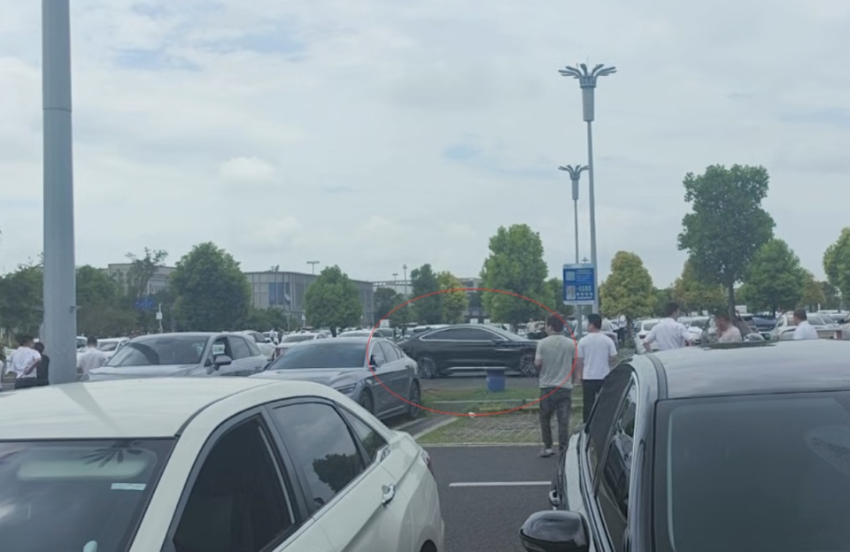 警方通报“机场停车场一车辆行驶异常”，比亚迪回应