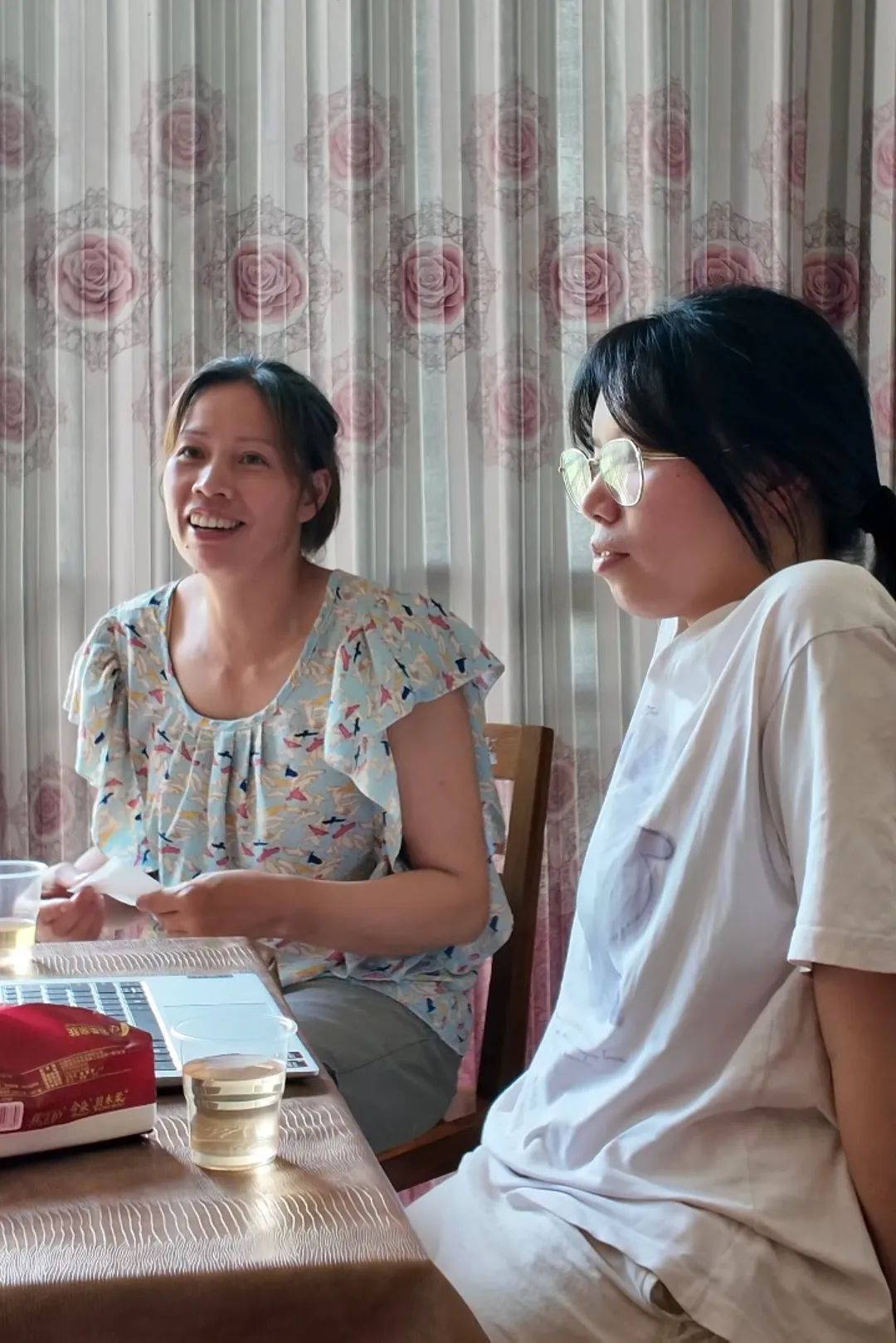 泪目！柳州父亲背女求学12年，却不能陪她上大学了